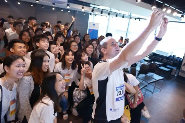 มร.มาร์ติน รูแอค กรรมการผู้อำนวยการ บริษั...