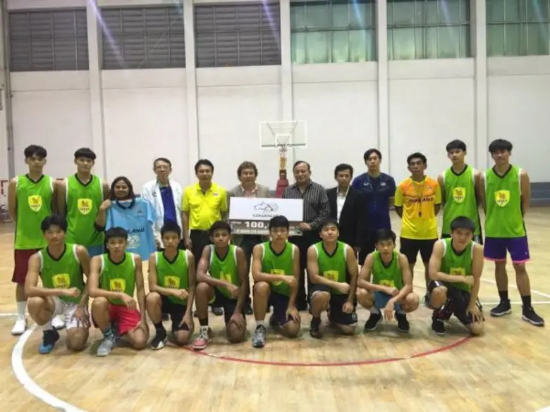 คุณสมบูรณ์ ศุขีวิริยะ (แถวยืนที่ 6 จากซ้า...