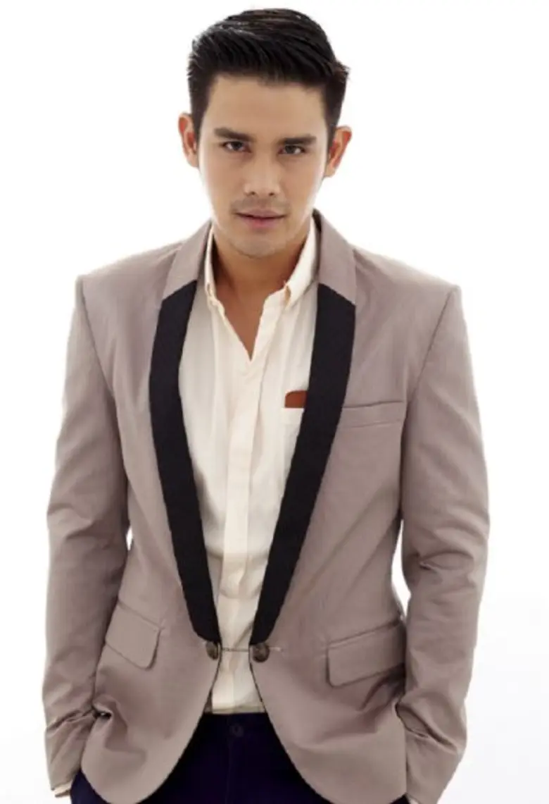 เป็นหนุ่มฮอตที่มีงานเข้ามาไม่ขาดสาย ไม่ว่...