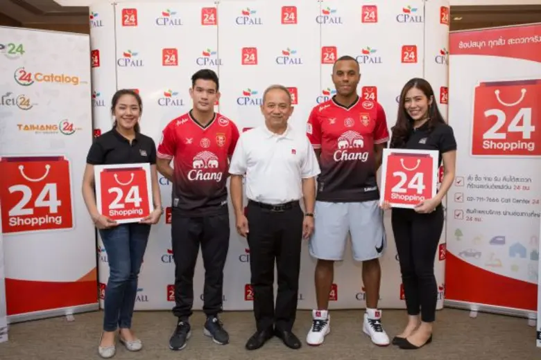 นายอำพา ยงพิศาลภพ (กลาง) รองกรรมการผู้จัด...