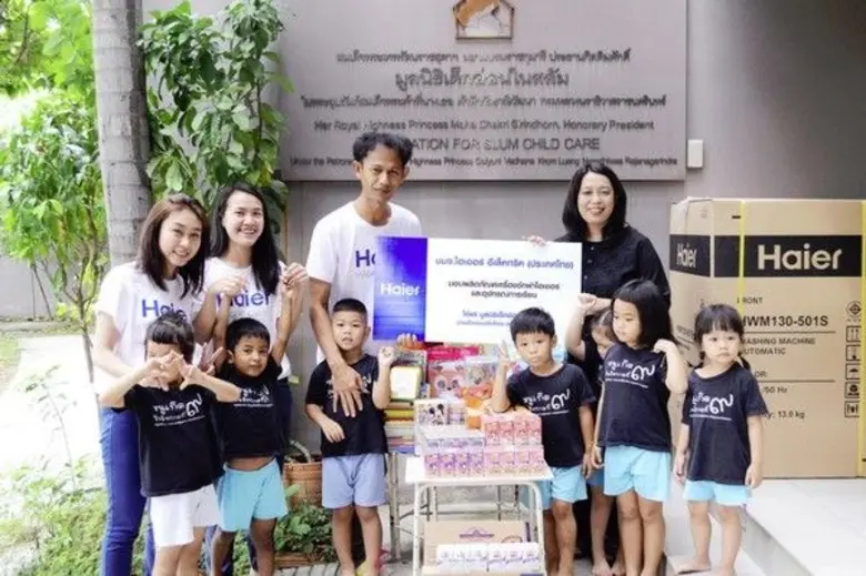 เพื่อน้องๆ... นายสันติ องอาจ หัวหน้างานมา...