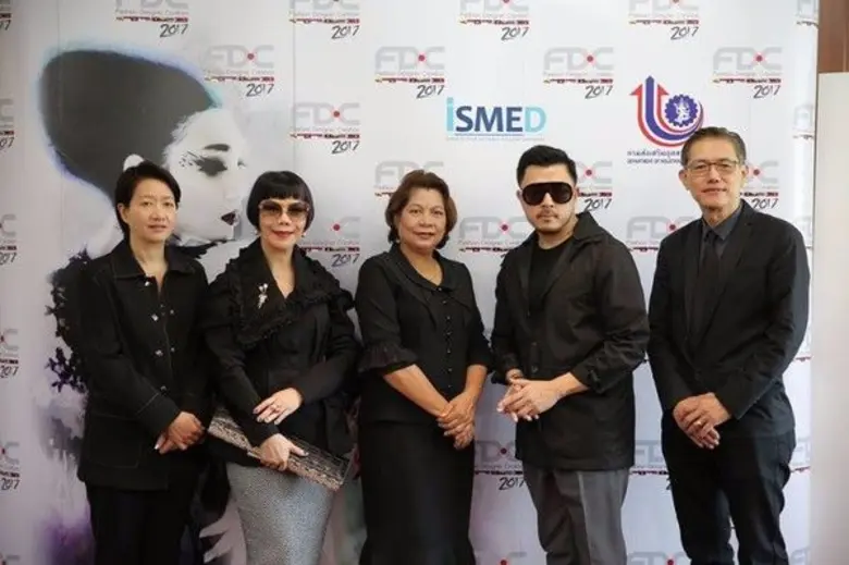 นางวันเพ็ญ รัตนกังวาล (กลาง) ผู้อำนวยการ ...