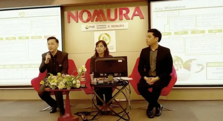 คุณกนกทิพย์ จันทร์พลังศรี (กลาง) ประธานกร...