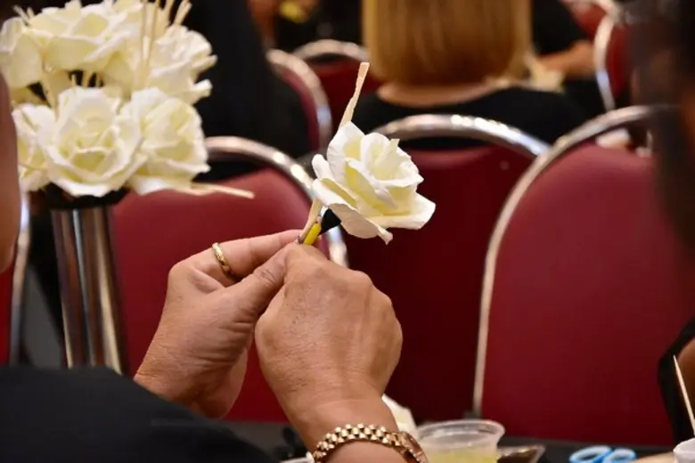 จังหวัดนครราชสีมาเชิญชวนประชาชนทั่วไปร่วมเป็นจิตอาสา ประดิษฐ์ดอกไม้จันทน์พระราชทาน จำนวน 1,999,999 ดอก