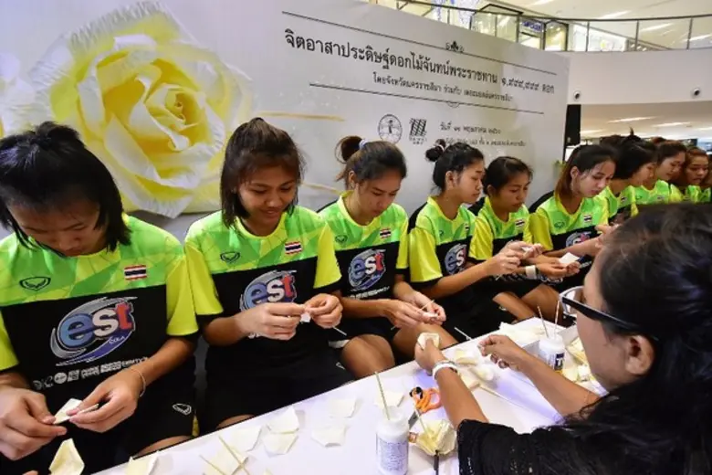 จังหวัดนครราชสีมาเชิญชวนประชาชนทั่วไปร่วมเป็นจิตอาสา ประดิษฐ์ดอกไม้จันทน์พระราชทาน จำนวน 1,999,999 ดอก