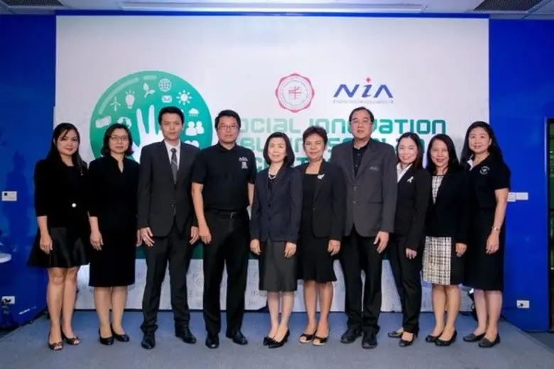 ดร.พันธุ์อาจ ชัยรัตน์ (ที่ 4 จากซ้าย) ผู้...