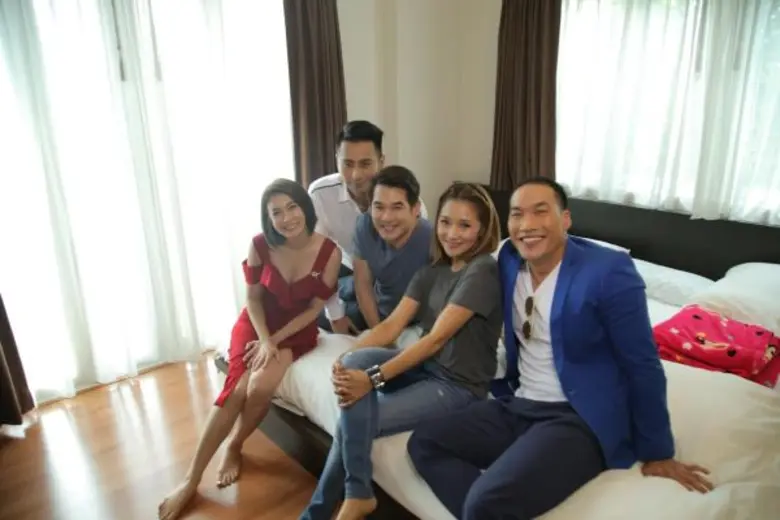 ทีวีไกด์: รายการ “THE GUEST (เดอะ เกสท์) ตีสนิทคนดัง” “ลิฟท์ สุพจน์” จูงมือศรีภรรยา “หญิง นราวัลย์” เปิดบ้านต้อนรับแก๊งค์ “เดอะ เกสท์ ตีสนิทคนดัง”