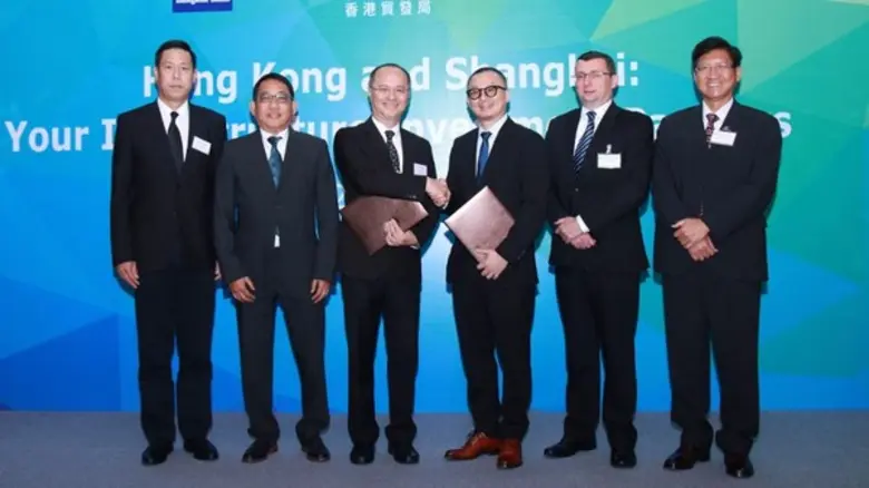 ทิม ตั้ค ทิมโมที หว่อง (ที่3 จากซ้าย) ผู้...