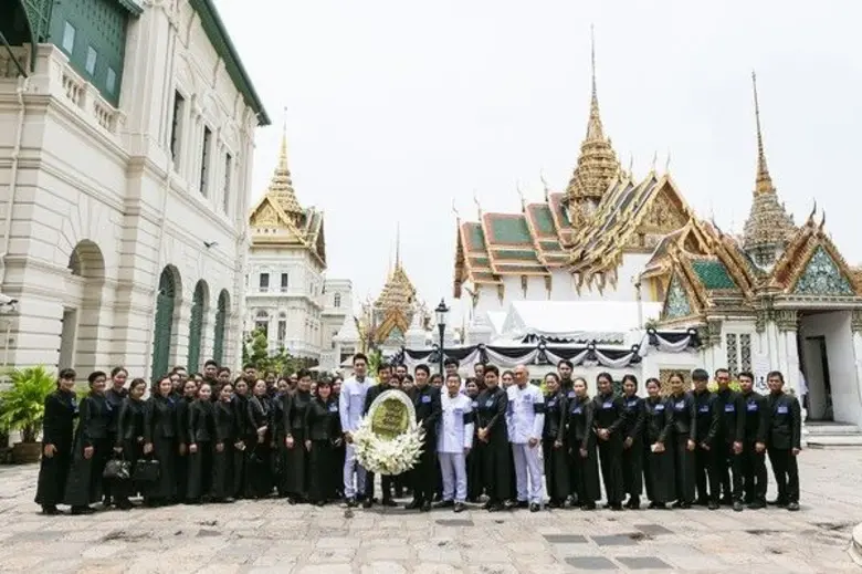 คณะผู้บริหารและพนักงานบริษัทสุขภัณฑ์คริสต...