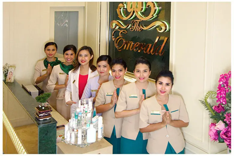 พญ.สาวิตรี สิริกุลพิบูลย์ (ที่ 3 จากซ้าย)...