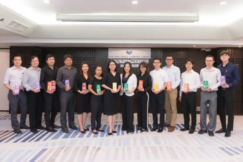 คุณอรอนงค์ วิชชุชาญ (ที่ 7 จากซ้าย) ผู้อำ...