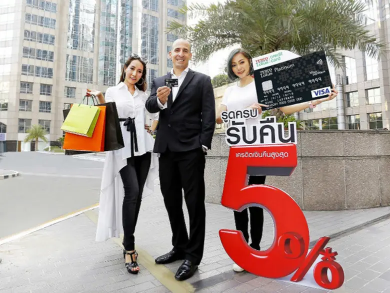 มร. นิค สมาร์ท (กลาง) กรรมการผู้จัดการใหญ...