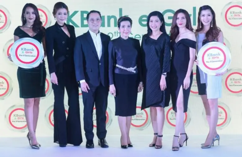 นางสาวขัตติยา อินทรวิชัย (ที่ 3 จากขวา) ก...