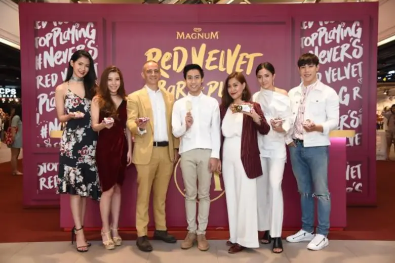 สวภัทร โรจนพฤกษ์ (คนกลาง) ผู้จัดการผลิตภั...