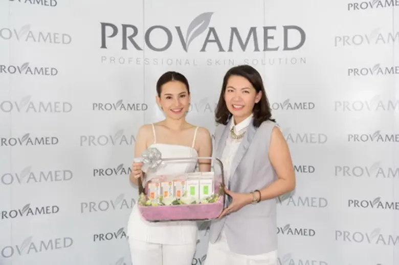 นภารัตน์ ลลิตประไพพันธ์ (ขวา)มอบกระเช้าแส...