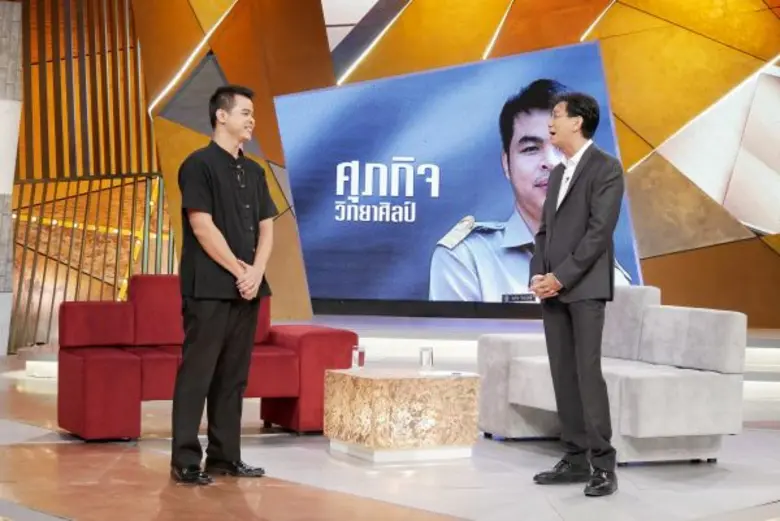 ลือลั่นสนั่นโซเชียล กับเรื่องราวของ "ครูศ...