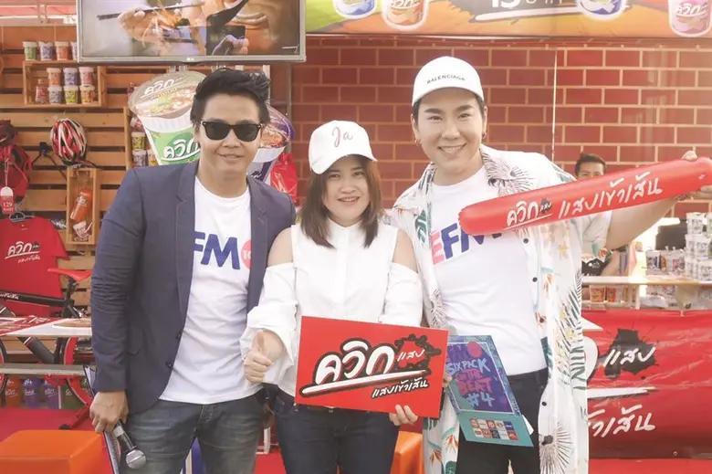 นางสาวภุชชัชชา สท้านไตรภพ (กลาง) ผู้ช่วยผ...