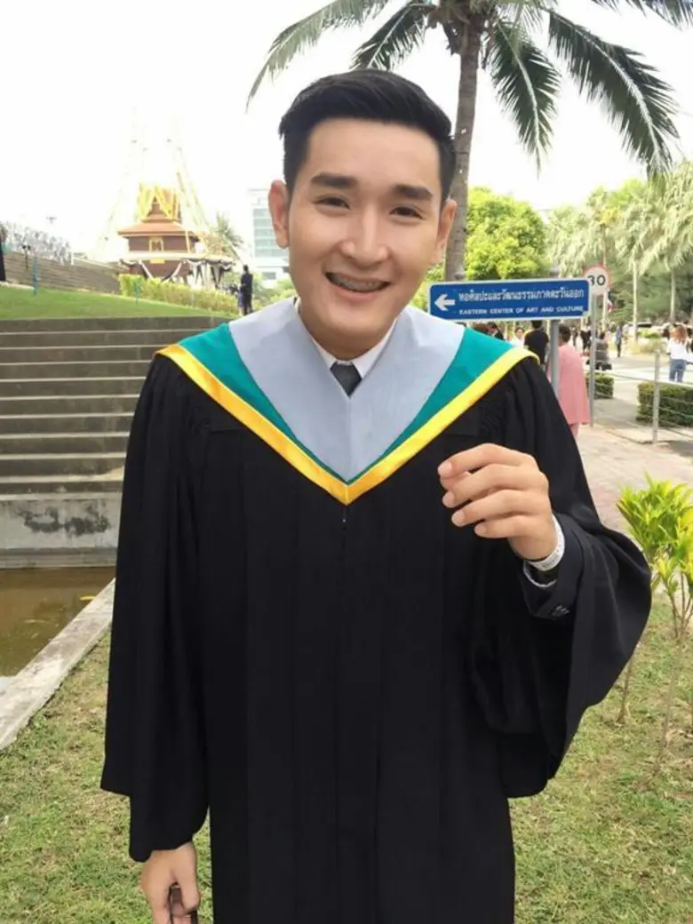 เป็นบัณฑิตใหม่ป้ายแดงยิ้มแก้มปริ แบงค์-อดุลย์ รักตร...