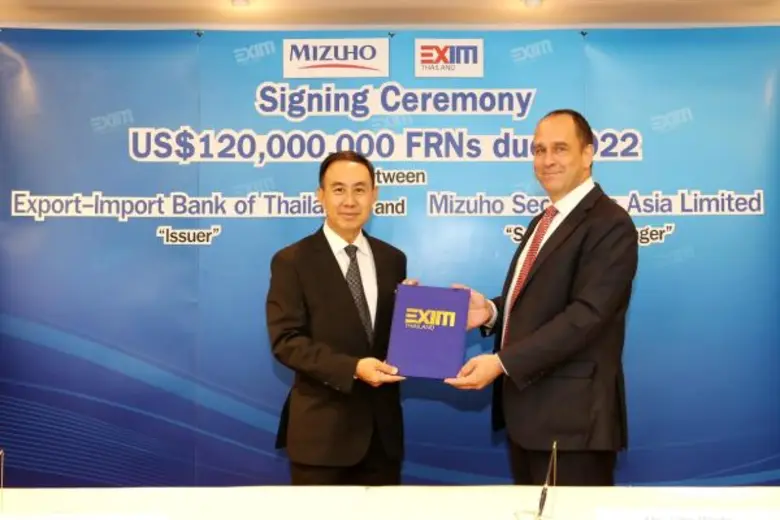 นายพิศิษฐ์ เสรีวิวัฒนา (ซ้าย) กรรมการผู้จ...