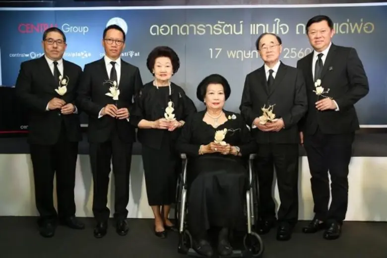 กลุ่มเซ็นทรัล เชิญชวนประชาชนทั่วไทยร่วมน้อมใจประดิษฐ์ดอกไม้จันทน์ “ดอกดารารัตน์” ดอกไม้แทนความรัก ถวายในหลวงรัชกาลที่ ๙ ตั้งแต่ ๑๗ พ.ค.นี้