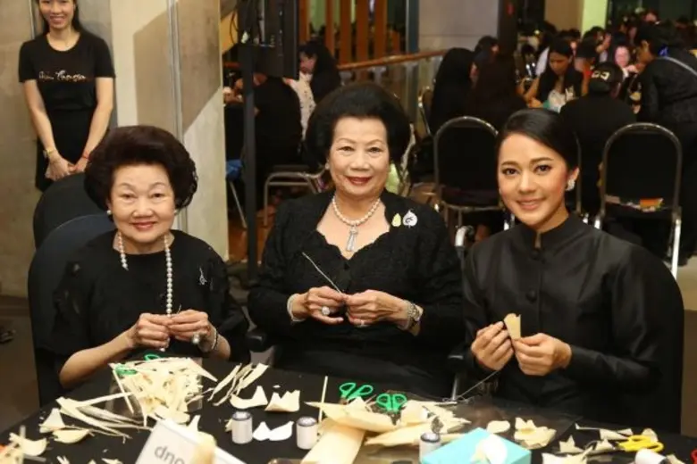 กลุ่มเซ็นทรัล เชิญชวนประชาชนทั่วไทยร่วมน้อมใจประดิษฐ์ดอกไม้จันทน์ “ดอกดารารัตน์” ดอกไม้แทนความรัก ถวายในหลวงรัชกาลที่ ๙ ตั้งแต่ ๑๗ พ.ค.นี้