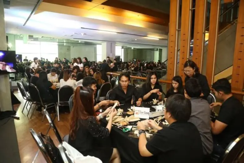 กลุ่มเซ็นทรัล เชิญชวนประชาชนทั่วไทยร่วมน้อมใจประดิษฐ์ดอกไม้จันทน์ “ดอกดารารัตน์” ดอกไม้แทนความรัก ถวายในหลวงรัชกาลที่ ๙ ตั้งแต่ ๑๗ พ.ค.นี้