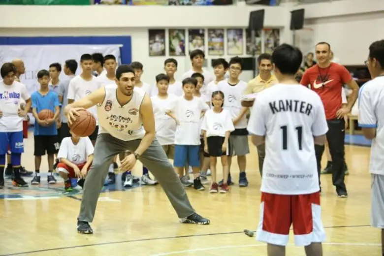 เอเนส แคนเตอร์ เซ็นเตอร์ จากทีมโอกลาโฮมา ซิตี้ ธันเดอร์ เปิดคลินิกติวบาสเก็ตบอลในประเทศไทย