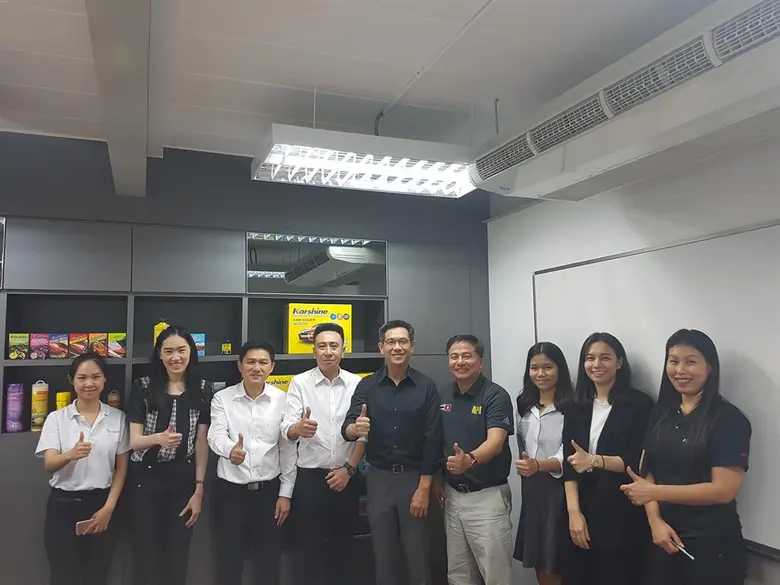 คุณกฤษดา ธีรวรชัย กรรมการผู้จัดการ (กลาง)...