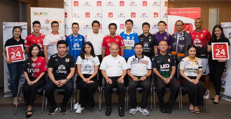 นายอำพา ยงพิศาลภพ (แถวหน้ากลาง) รองกรรมกา...