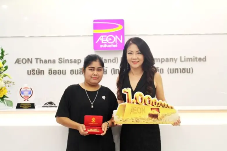 นางสาวศรัณยา พิภพภิญโญ (ขวา) ผู้ช่วยกรรมก...