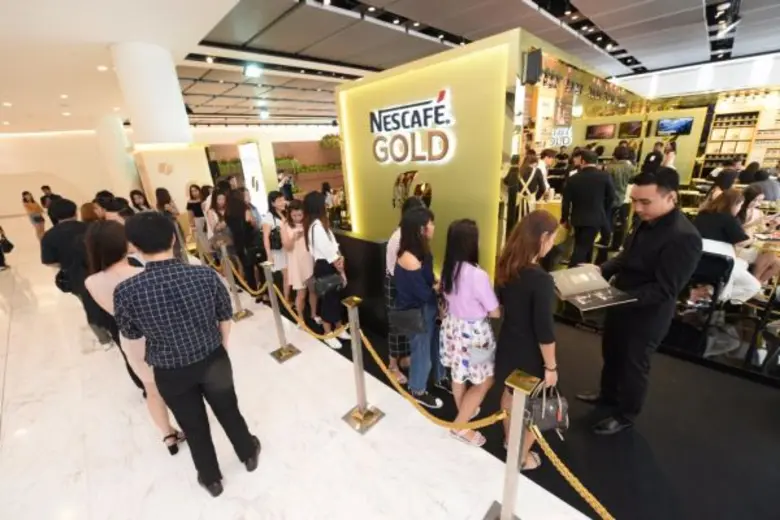 คนรักกาแฟแห่เข้าคิวยาวเหยียดเพื่อลิ้มลองก...