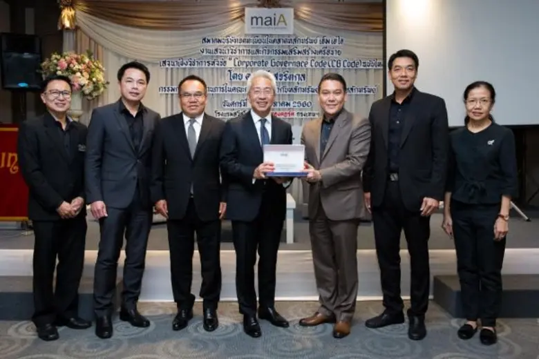 ดร.ชาญกฤช เดชวิทักษ์ (ที่ 3 จากขวา) นายกส...