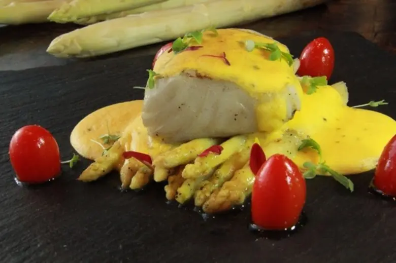 ห้องอาหารริเวอร์ไซด์ กริลล์ โรงแรมรอยัล อ...