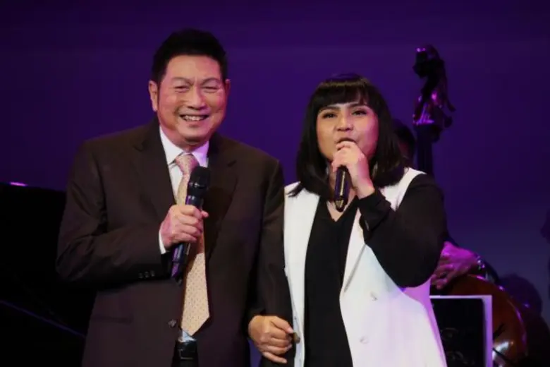 โชว์มินิคอนเสิร์ตกลางงานแถลงข่าวเรียกน้ำย่อยกันก่อนใคร ชรินทร์ อิน คอนเสิร์ต หมายเลข 16 'จากฟากฟ้าสุราลัย สู่แดนดิน’