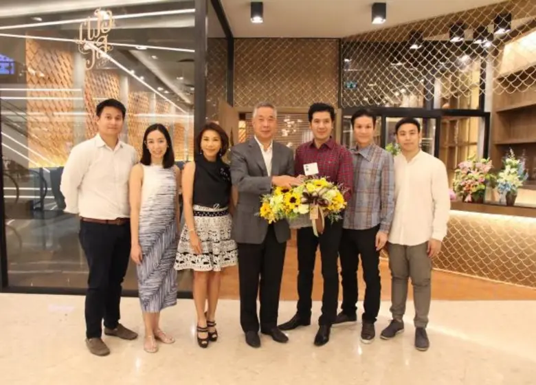 กวีพันธ์ เอี่ยมสกุลรัตน์ (คนกลาง) ประธานก...