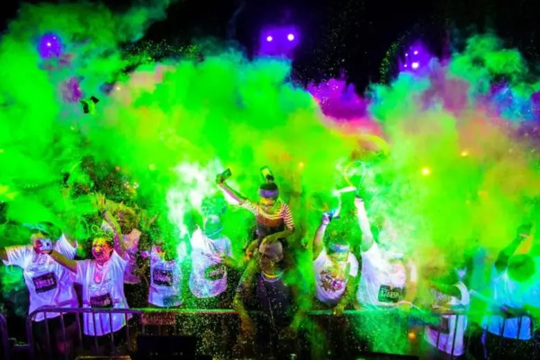 5 เหตุผลที่คุณไม่ควรพลาด งานวิ่งสาดสีเรืองแสงระดับโลก “สเก็ตเชอร์ส แบล๊คไลท์ รัน ไทยแลนด์”