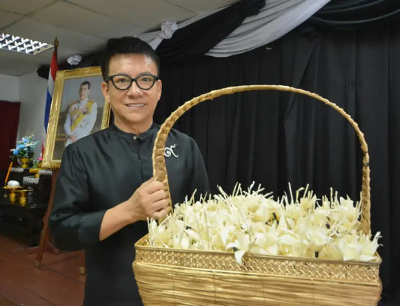 ชลาชล เข้ารับการอบรมประดิษฐ์ดอกไม้จันทน์ น้อมเกล้าฯ ถวายความอาลัยแด่พ่อหลวง ร.๙