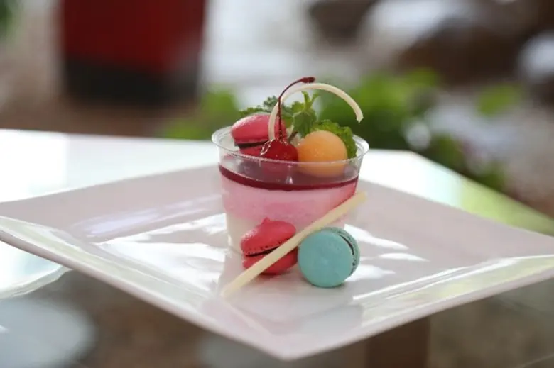 เค้กช็อพ โรงแรม ดิ เอมเมอรัลด์ ภูมิใจเสนอ...