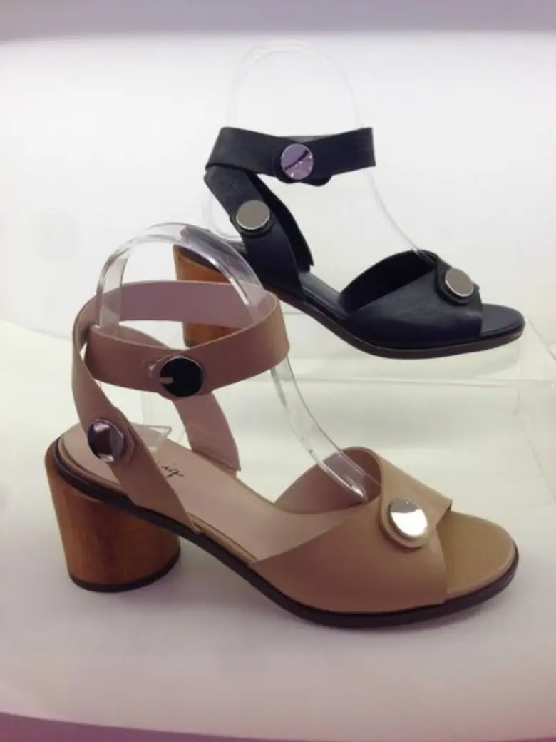 eq: iq แนะนำแฟชั่นรองเท้า “เพิร์ล & สตั๊ด ดีไซน์”
