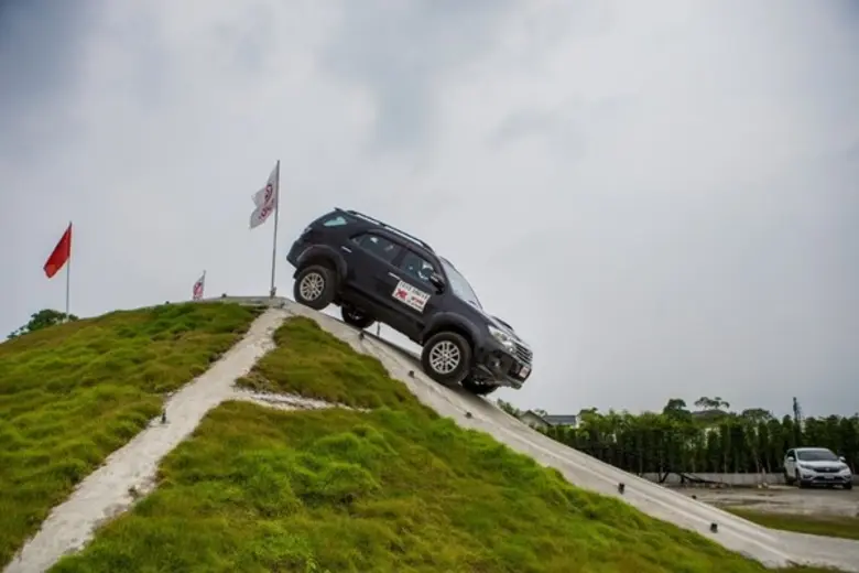 โช้คอัพ KYB จับมือ สยามกลการอะไหล่ เปิดตั...