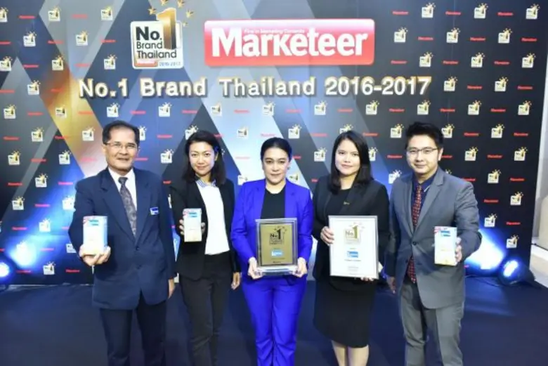 นางสาวพรรวนา มหาทรัพย์ (กลาง) ผู้จัดการฝ่...