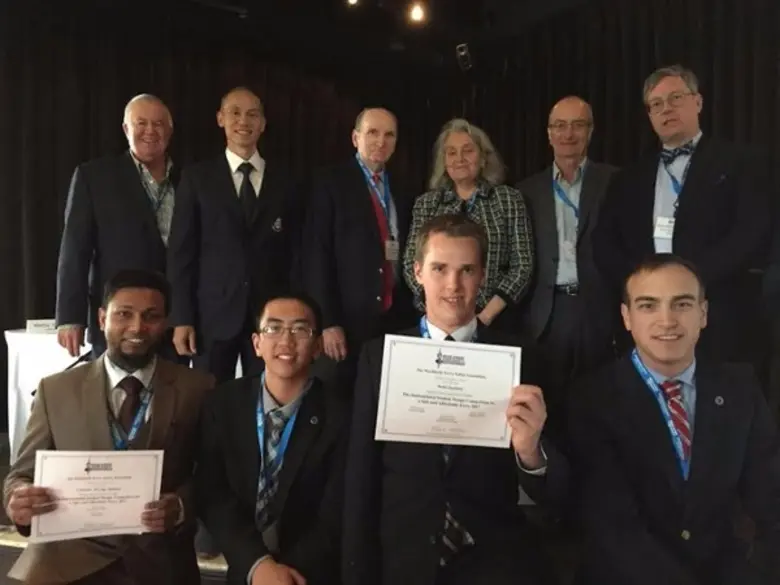 ฟาน ศรีไตรรัตน์ (แถวบนที่ 2 จากซ้าย) กรรม...