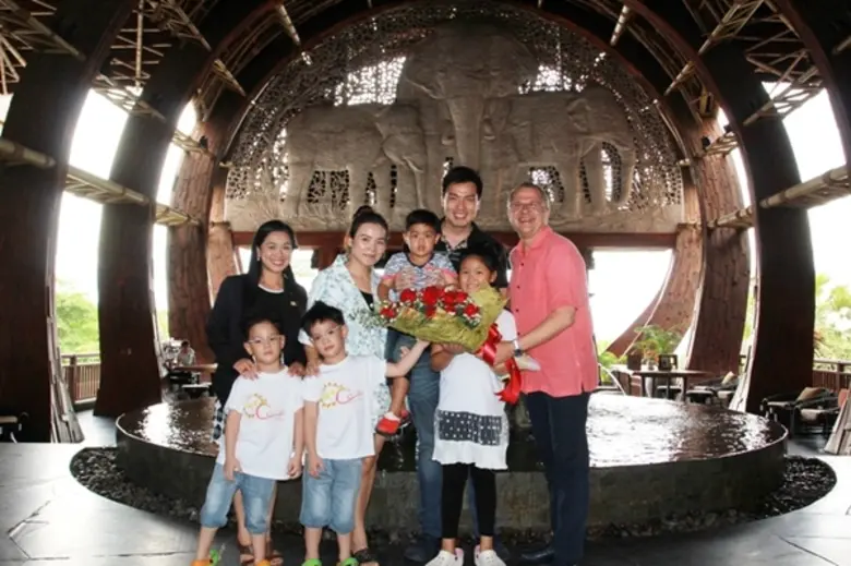 อังเดร บรูลฮาร์ท (ขวา) ผู้จัดการทั่วไป โร...