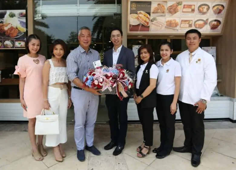 กวีพันธ์ เอี่ยมสกุลรัตน์ (ที่ 3 จากซ้าย) ...