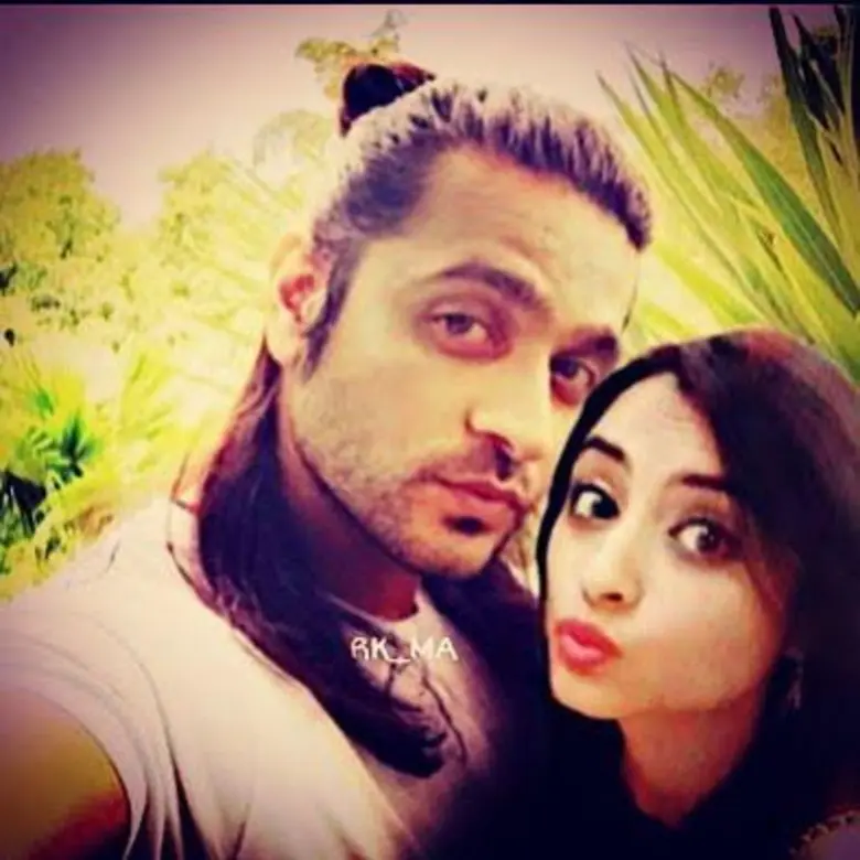 แฟนคลับบอลลี่วู้ด สุดฟิน “อาร์ชิส ชาร์มะ” ยกครอบครัวเที่ยวไทย