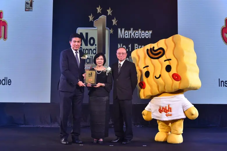 นายเวทิต โชควัฒนา (ซ้าย) กรรมการผู้อำนวยก...