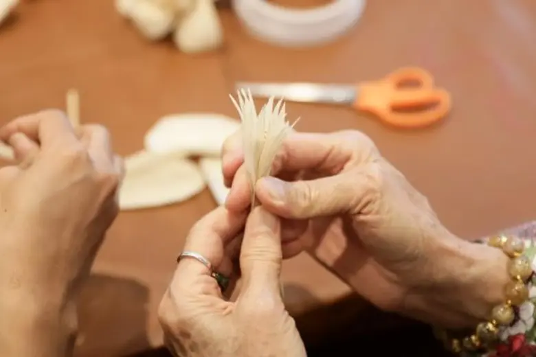 พันธมิตรพลังสยามชวนจิตอาสาร่วมประดิษฐ์ดอกไม้จันทน์ ถวายในพระราชพิธีถวายพระเพลิงพระบรมศพ พระบาทสมเด็จพระปรมินทรมหาภูมิพลอดุลยเดช