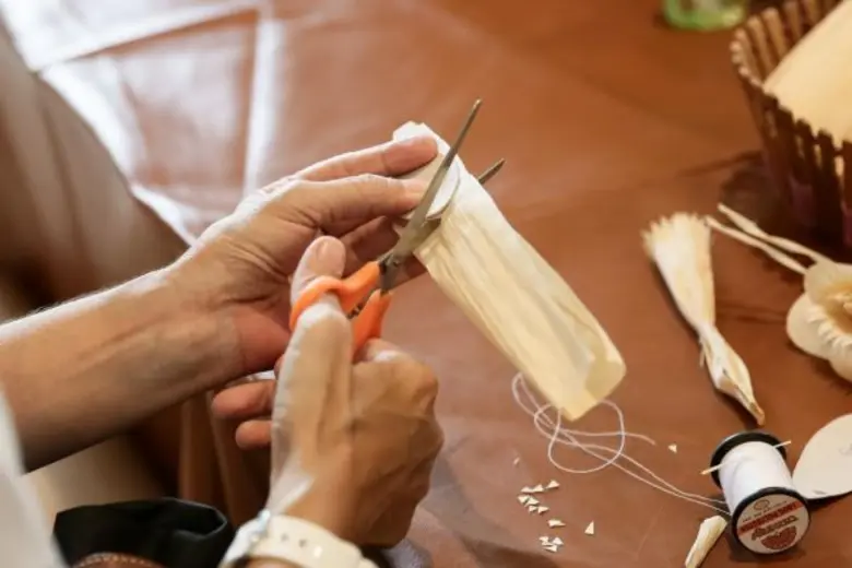 พันธมิตรพลังสยามชวนจิตอาสาร่วมประดิษฐ์ดอกไม้จันทน์ ถวายในพระราชพิธีถวายพระเพลิงพระบรมศพ พระบาทสมเด็จพระปรมินทรมหาภูมิพลอดุลยเดช