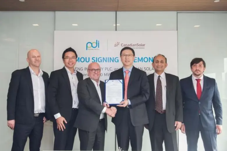 คุณฟรานซิส แวนเบลเลน (ที่ 3 จากซ้าย ) กรร...