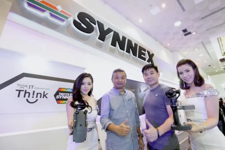 นายปิยะสิทธิ์ ทองหยวก (ที่ 2 จากซ้าย) ผู้...